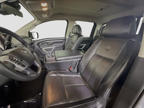 Used 2020 Nissan Titan SV image 22