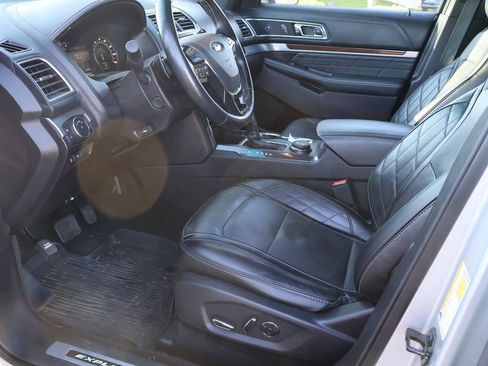Used 2017 Ford Explorer Platinum image 4