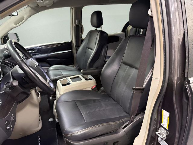 Used 2015 Chrysler Town & Country Touring FWD image 11