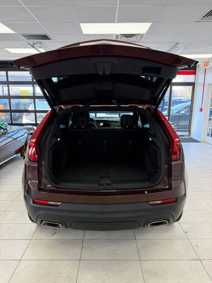 Used 2023 Cadillac XT4 Luxury w/ Cold Weather Package FWD image 7