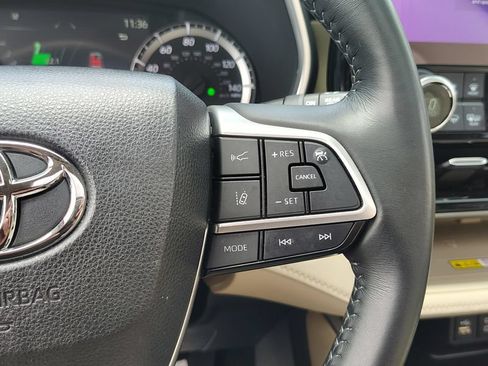 Used 2023 Toyota Highlander XLE AWD/4WD image 31