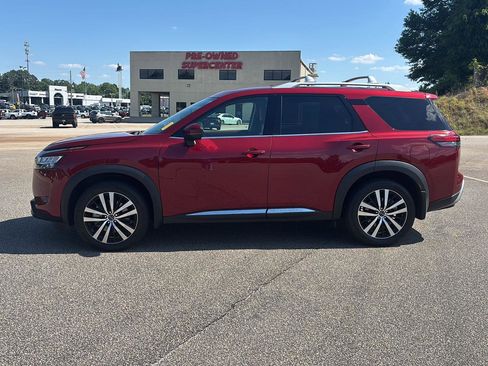 Used 2023 Nissan Pathfinder Platinum w/ Cargo Package FWD image 5