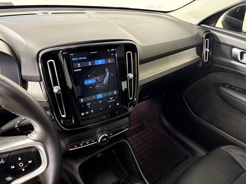 Used 2024 Volvo XC40 B5 Core image 23