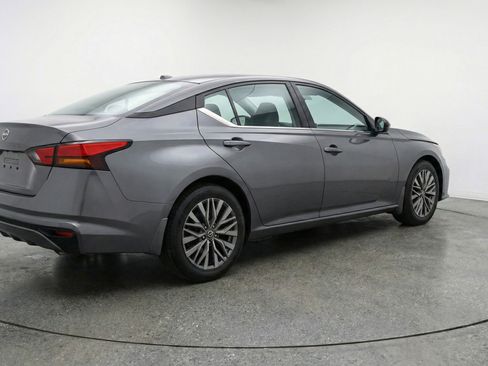 Used 2025 Nissan Altima 2.5 SV FWD image 9