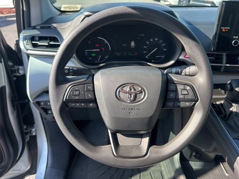 Used 2025 Toyota Sienna LE image 20