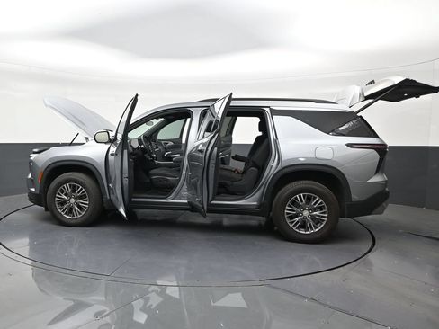 Used 2026 Chevrolet Traverse LT FWD image 29