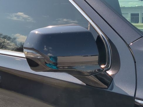 Used 2023 GMC Yukon XL Denali Ultimate image 10