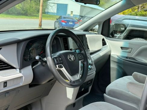 Used 2015 Toyota Sienna L FWD image 11