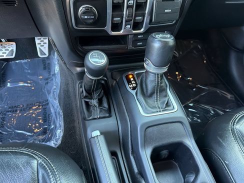 Used 2018 Jeep Wrangler Unlimited Sahara AWD/4WD image 15
