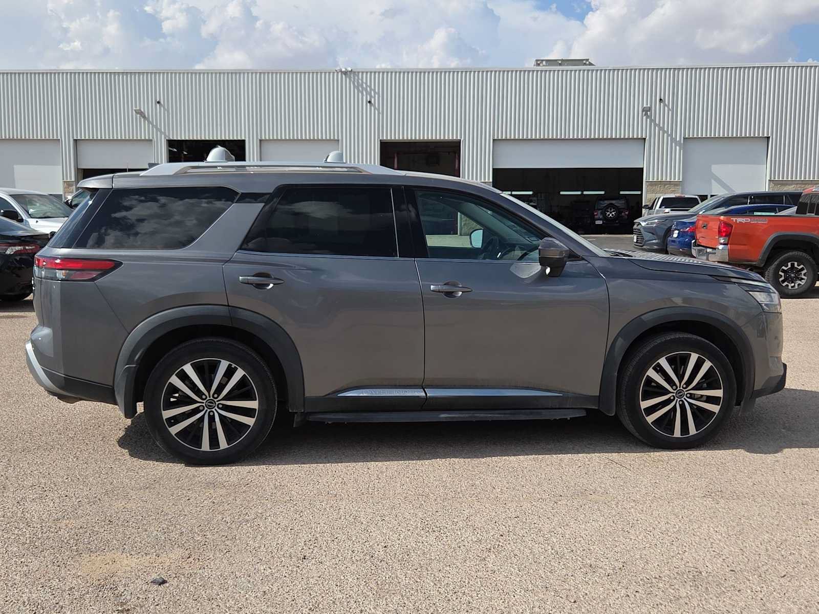 Used 2024 Nissan Pathfinder Platinum FWD image 9