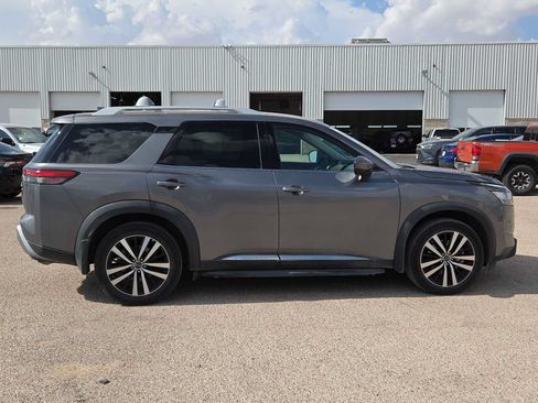 Used 2024 Nissan Pathfinder Platinum FWD image 9