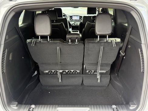 New 2026 Chrysler Pacifica Limited image 9