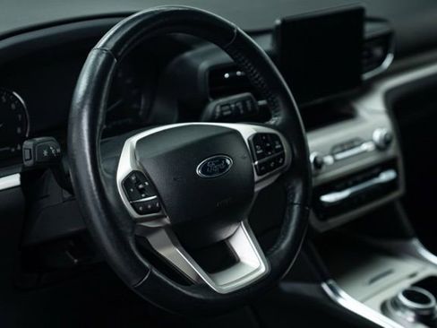 Used 2023 Ford Explorer XLT w/ Equipment Group 202A image 12