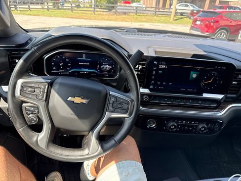 Used 2023 Chevrolet Silverado 1500 LT AWD/4WD image 7