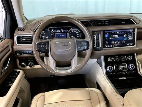 Used 2021 GMC Yukon Denali w/ Denali Premium Package image 14