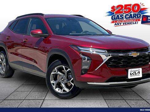 Used 2025 Chevrolet Trax LT w/ Driver Confidence Package FWD image 2