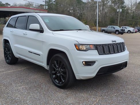 Used 2019 Jeep Grand Cherokee Altitude image 3