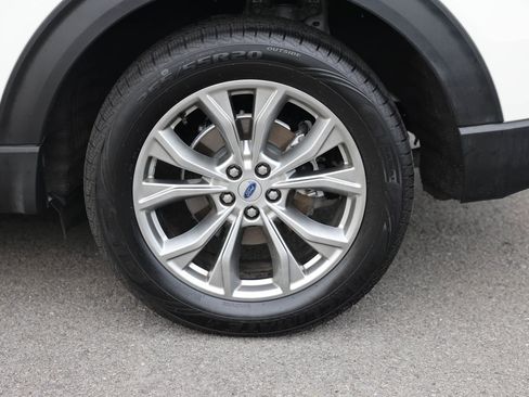 Used 2023 Ford Explorer XLT w/ Equipment Group 202A AWD/4WD image 28