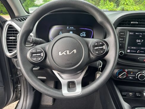 Used 2025 Kia Soul LX w/ LX Technology Package FWD image 32