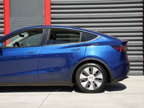 Used 2023 Tesla Model Y 2WD image 10