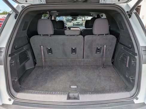 Used 2025 Chevrolet Traverse LT FWD image 29
