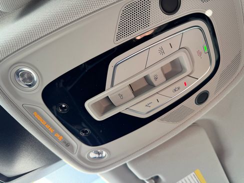 Used 2023 Audi Q8 Premium image 15