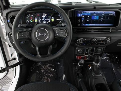 Used 2025 Jeep Wrangler Unlimited Rubicon 4xe AWD/4WD image 10