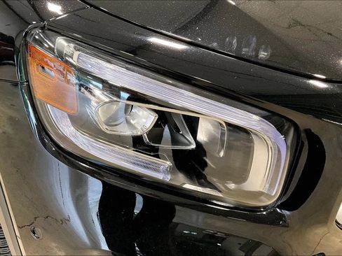 Used 2023 Mercedes-Benz GLB 250 4MATIC w/ Premium Package image 33