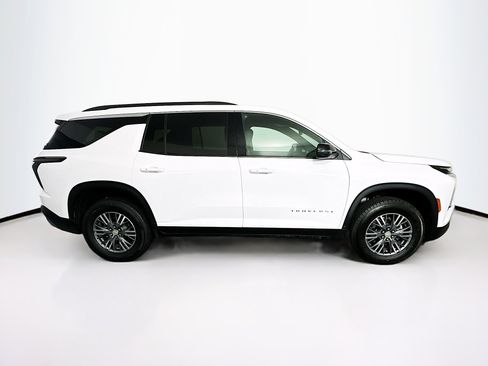 Used 2025 Chevrolet Traverse LT image 10