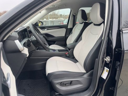 Certified 2025 Volkswagen Tiguan SE image 34