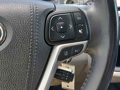 Used 2018 Toyota Highlander Plus FWD image 17