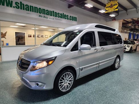 Used 2018 Mercedes-Benz Metris Passenger image 2