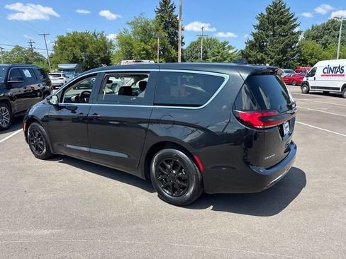 Used 2023 Chrysler Pacifica Touring-L FWD image 4