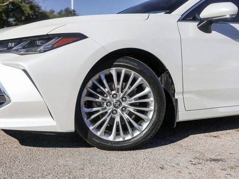 Used 2020 Toyota Avalon Limited image 3