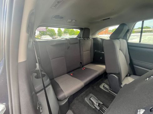 Used 2025 Toyota Highlander LE FWD image 30