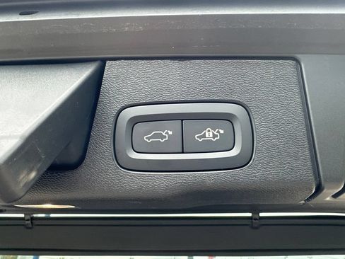 Certified 2025 Volvo XC60 T8 Plus w/ Protection Package Premier AWD/4WD image 37