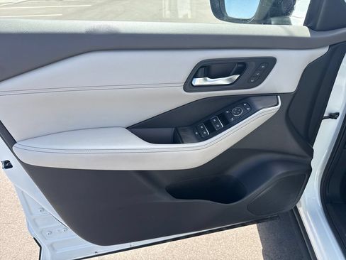 Used 2023 Nissan Rogue SL AWD/4WD image 12