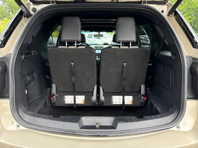 Used 2017 Ford Explorer XLT w/ Equipment Group 202A AWD/4WD image 14
