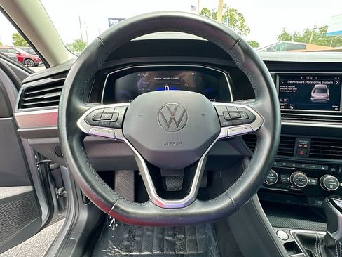 Used 2024 Volkswagen Jetta SE FWD image 11