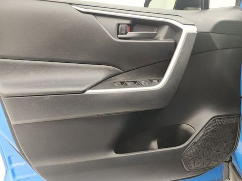 Used 2019 Toyota RAV4 LE image 11