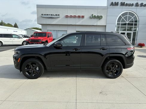 Used 2023 Jeep Grand Cherokee Limited w/ Black Appearance Package AWD/4WD image 5