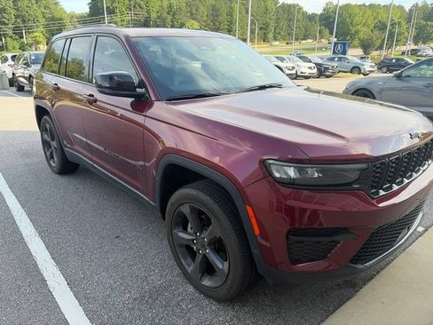 Used 2024 Jeep Grand Cherokee Altitude AWD/4WD image 3