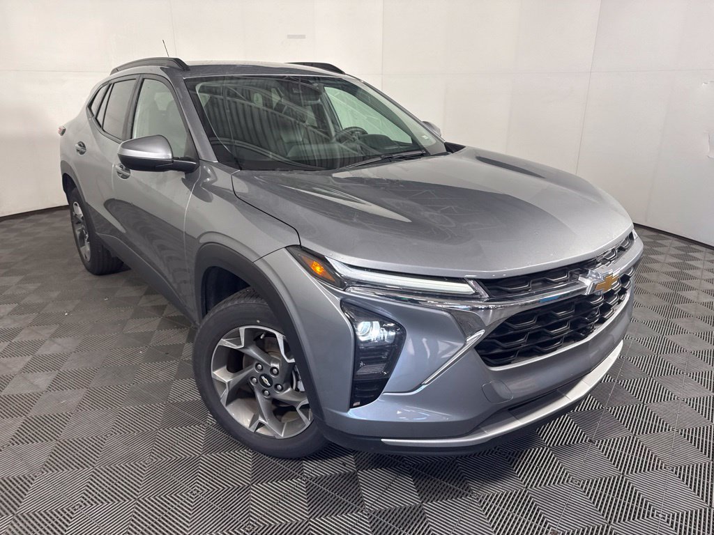 Used 2025 Chevrolet Trax LT FWD image 2