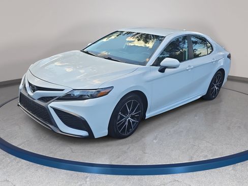 Used 2024 Toyota Camry SE FWD image 1