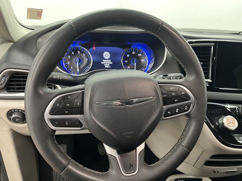 Used 2023 Chrysler Pacifica Touring-L FWD image 14