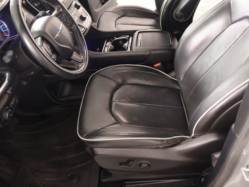 Used 2021 Chrysler Pacifica Limited w/ Uconnect Theater Family Group FWD image 12