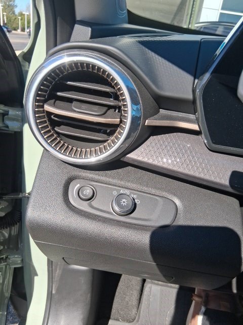 Used 2025 Chevrolet Trax ACTIV FWD image 16
