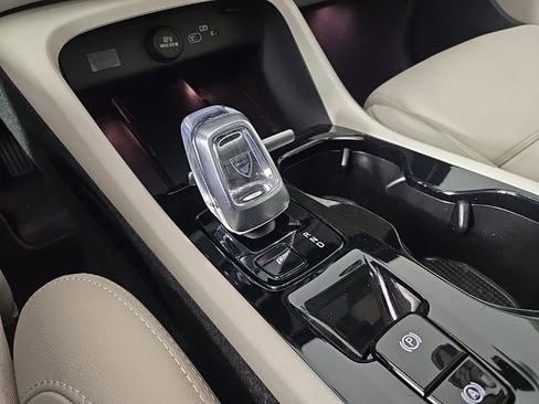 Certified 2024 Volvo XC40 B5 Plus w/ Climate Package image 20