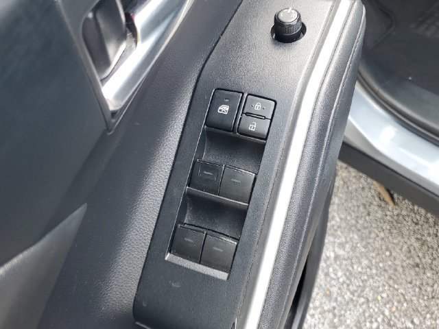 Used 2020 Toyota Highlander XLE FWD image 28