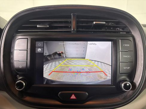 Used 2025 Kia Soul LX w/ LX Technology Package FWD image 17